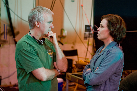 Cameron conversa con Sigourney Weaver, la doctora responsable del experimento de 